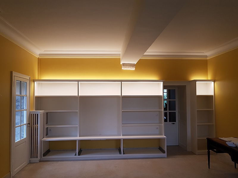 Éclairage d'une bibliothèque et d'un Salon avec bandeau de Led sur  Variateur pour un éclairage chaud et indirects (33) - ETEG